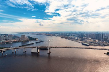 Odaiba, Tokyo, Japonya 'daki Gökkuşağı Köprüsü' nün havadan görünüşü