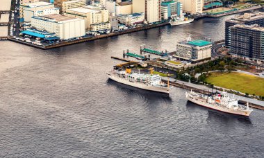 Minato City, Tokyo, Japonya 'daki Odaiba Limanı' nın havadan görüntüsü