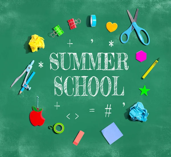 Summer School Thema Met Schoolbenodigdheden Een Schoolbord Platte Lay — Stockfoto