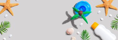 Deniz yıldızlı ve deniz kabuklu güneş kremi şişesi.