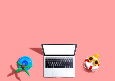 Yaz temalı dizüstü bilgisayar - düz konum