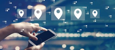 Akıllı telefon kullanan kişi ile harita şifreleme kavramı