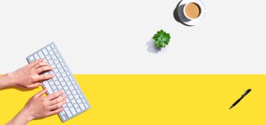 Bir bilgisayar klavyesi kullanan kadın - genel görünüm