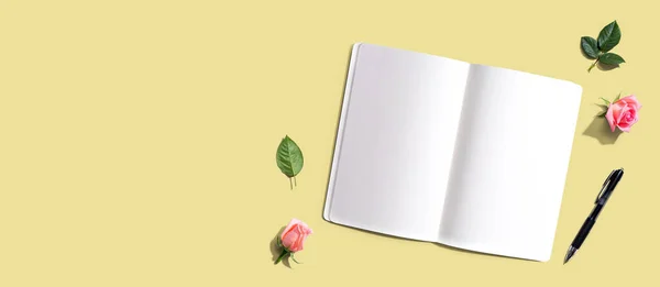 Caderno Aberto Diário Com Uma Caneta Cima Com Rosa Buds — Fotografia de Stock