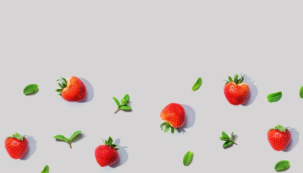 Frische Rote Erdbeeren Mit Minzen Über Kopf Flache Lage — Stockfoto