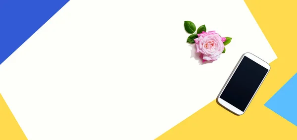 Smartphone Con Una Rosa Rosada Plano Laico — Foto de Stock