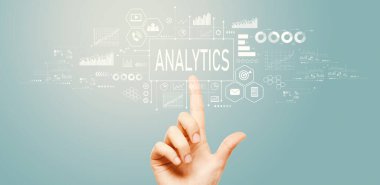 Teknoloji ekranındaki bir düğmeye elle basarak analitik teması