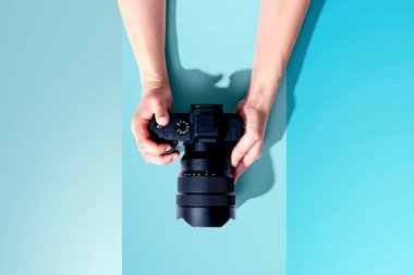 Yukarıdan SLR kamera tutan kişi