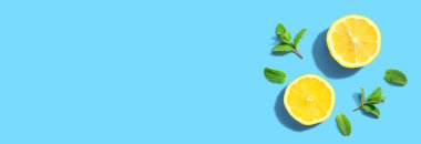 Üzerinde nane şekeri olan taze sarı limonlar.