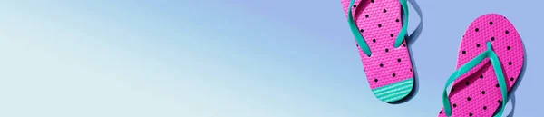 Летняя Концепция Шлепанцами Над Головой Плоский Узор — стоковое фото