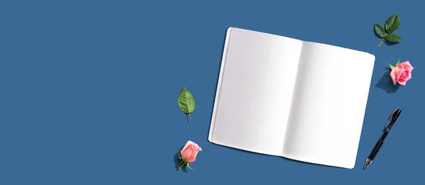 Відкрити Блокнот Або Щоденник Ручкою Зверху Трояндовими Бруньками Плоскою — стокове фото