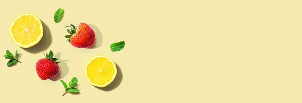 Frische Zitronen Und Erdbeeren Mit Minzen Über Dem Kopf Flache — Stockfoto