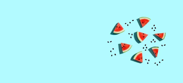 Aufgeschnittene Wassermelonen Auf Blauem Hintergrund — Stockfoto