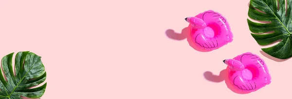 Zomer Concept Met Roze Flamingo Praalwagens Vlakke Lay — Stockfoto