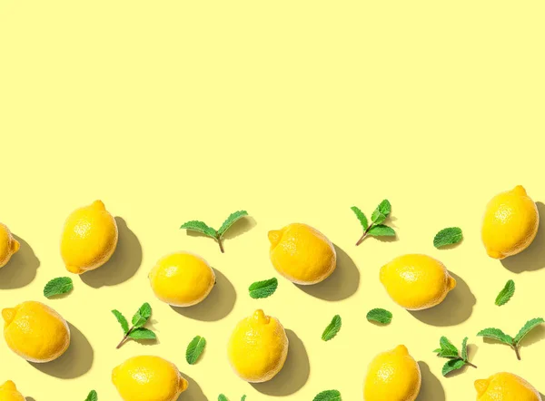 Limoni Gialli Freschi Con Vista Sopraelevata Zecche Posa Piatta — Foto Stock
