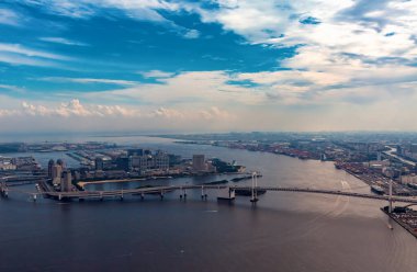 Odaiba, Tokyo, Japonya 'daki Gökkuşağı Köprüsü' nün havadan görünüşü