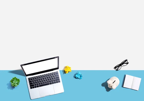 Laptop Mit Sparschwein Und Büroobjekten Flache Lage — Stockfoto