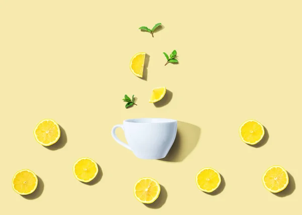Свежие Желтые Лимоны Чашкой Чая Вид Сверху Плоская Укладка — стоковое фото