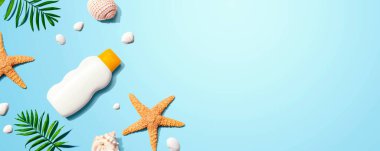 Deniz yıldızlı ve deniz kabuklu güneş kremi şişesi.