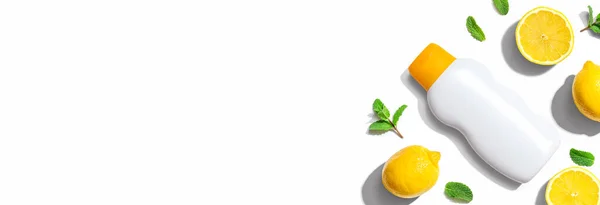 Sonnenschutzflasche Mit Gelben Zitronen Flach Liegend — Stockfoto