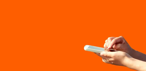 Osoba Korzystająca Smartfona Prostym Kolorowym Tle — Zdjęcie stockowe