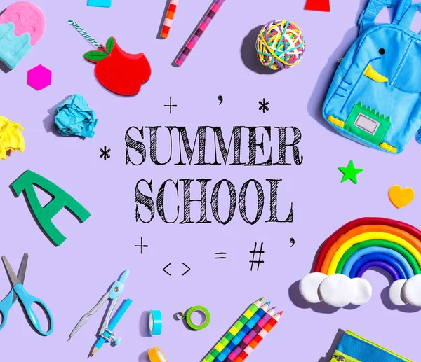 紫色の背景に学校用品付きサマースクールのテーマ フラットレイ — ストック写真