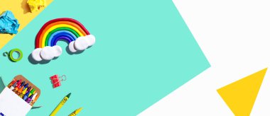 Gökkuşağı manzaralı okul malzemeleri düz yerde yatıyordu.