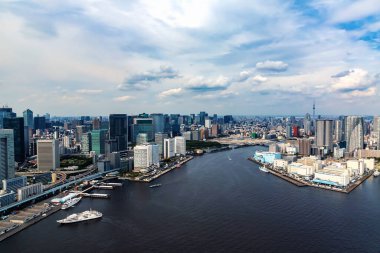 Minato City, Tokyo, Japonya 'daki Odaiba Limanı' nın havadan görüntüsü