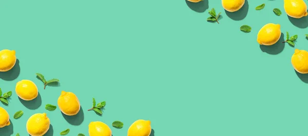 ミントのオーバーヘッドビューを持つ新鮮な黄色のレモン フラットレイ — ストック写真