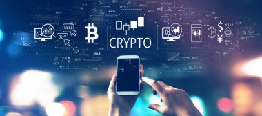 Gece bulanık şehir ışıklarında akıllı bir telefonla şifreleme teması