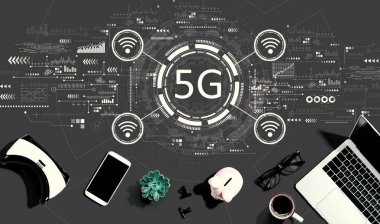 Elektronik aletler ve ofis malzemeleriyle 5G ağı düz konumda.