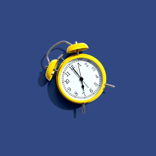 影と黄色のヴィンテージ目覚まし時計 フラットレイ — ストック写真