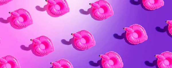 ピンクのフラミンゴのフロートと夏のコンセプト フラットレイ — ストック写真