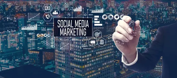 Social Media Marketing Thema Mit Geschäftsmann Der Nacht Einer Stadt — Stockfoto