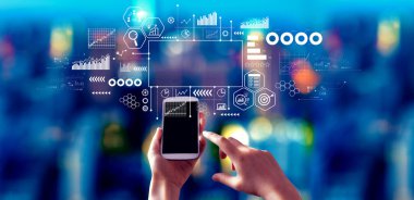 Gece bir şehirde akıllı telefon kullanan biriyle iş teması