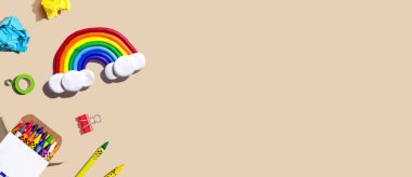 Gökkuşağı manzaralı okul malzemeleri düz yerde yatıyordu.