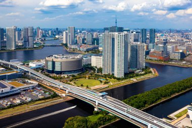 Minato City, Tokyo, Japonya 'daki Odaiba Limanı' nın havadan görüntüsü