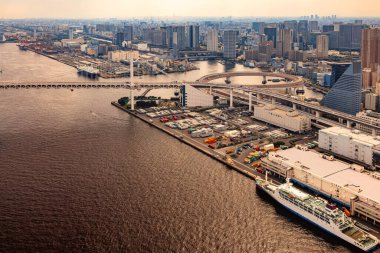 Minato City, Tokyo, Japonya 'daki Odaiba Limanı' nın havadan görüntüsü