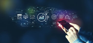 Akıllı telefon kullanan kişi ile veri analizi kavramı