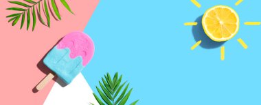 Buzlu buzlu limon güneş ışığıyla yaz konsepti