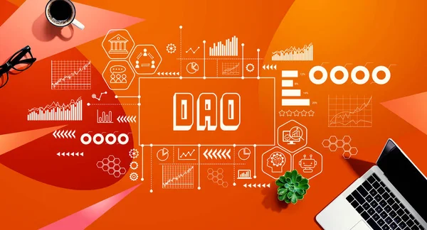 Dao オレンジのパターンの背景にラップトップコンピュータと分散自治組織のテーマ — ストック写真