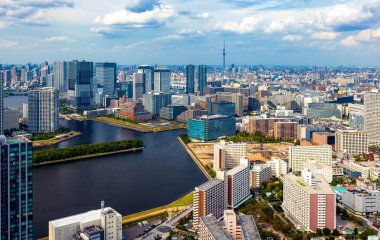 Minato City, Tokyo, Japonya 'daki Odaiba Limanı' nın havadan görüntüsü