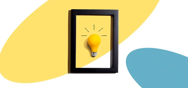 Gele Gloeilamp Een Frame Inspiratie Creativiteit Energie Elektriciteit Thema — Stockfoto