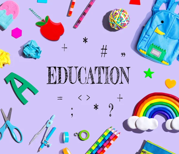 紫色の背景にある学校用品をテーマとした教育テーマ 平らなレイ — ストック写真