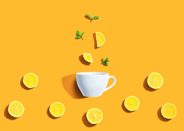 ティーカップのオーバーヘッドビューを持つ新鮮な黄色のレモン フラットレイ — ストック写真