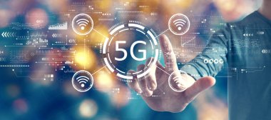 Bulanık mavi şehir ışık arka planında bir adamla 5G ağı