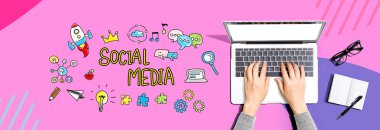 Laptop bilgisayarı kullanan kişi ile sosyal medya