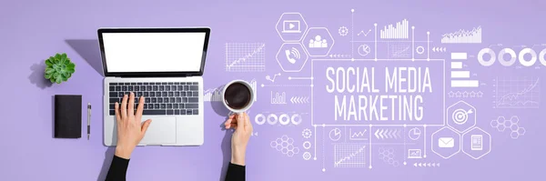 Social Media Marketing Thema Mit Person Die Einen Laptop Benutzt — Stockfoto