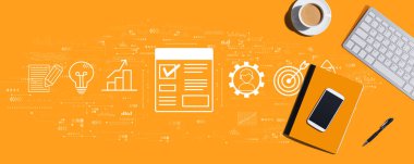 Bir bilgisayar klavyesi ve ofis ögeleri ile proje yönetimi teması