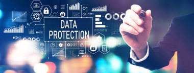 Gece bulanık şehir ışıklarında bir iş adamının veri koruma teması